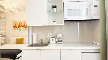 Refrigerador con freezer, microondas, placa de cocina, lavavajillas