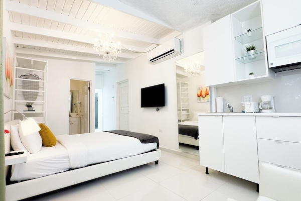 Comfort Suite, 1 Queen Bed | 1 bedroom, minibar, iron/ironing board, WiFi (free)