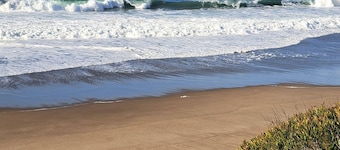 Family Cottage | 2 Masters | Kings | HotTub | Pets