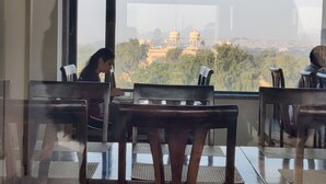 Comedor con vistas a un edificio histórico con cúpulas.