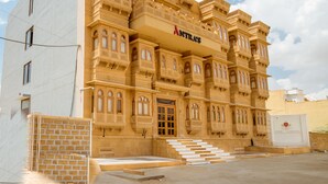 Un hotel de arquitectura tradicional, con varios balcones y una entrada destacada con escalones.