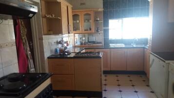 Casa familiar | Cocina privada | Refrigerador con congelador, microondas, parrilla de estufa y tostadora