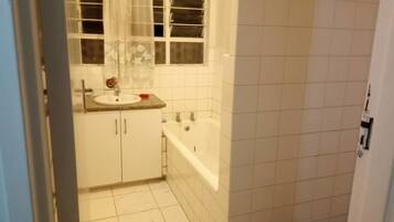 Rumah Keluarga | Kamar mandi | Bathtub dan shower terpisah, perlengkapan mandi gratis, dan handuk