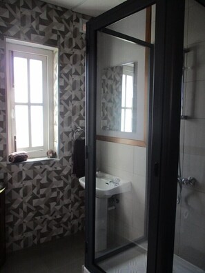 Ferienhaus, 2 Schlafzimmer, Balkon | Badezimmer | Dusche, Regendusche, kostenlose Toilettenartikel, Handtücher