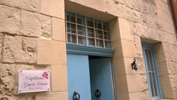 A guest house with a sign indicating it is the Kapilunda Guest House in Ház-Zebbug. - Tal-Kapilluna Zebbug Guest House (Zebbug)