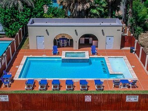 Alberca al aire libre y alberca climatizada