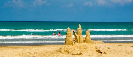 Una spiaggia nelle vicinanze, lettini da mare, teli da spiaggia