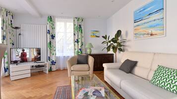 Télévision, lecteur de DVD, baby-foot, livres