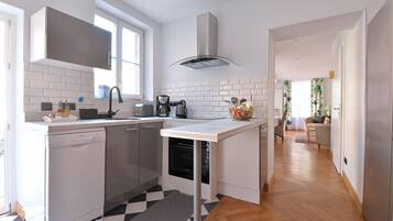 Een koelkast, een microgolfoven, een oven, een kookplaat