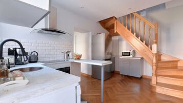 Een koelkast, een microgolfoven, een oven, een kookplaat