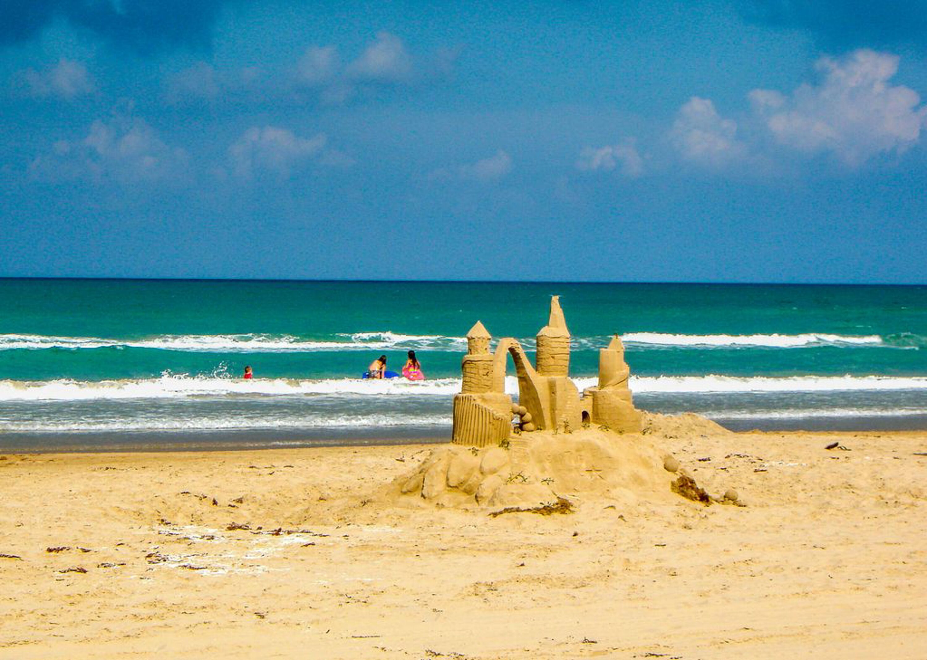Plage à proximité, chaises longues, serviettes de plage