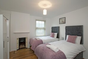 3 bedrooms, premium bedding, iron/ironing board, free WiFi - Victoria's place (Chelmsford)