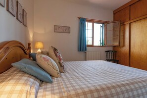 3 bedrooms, iron/ironing board, travel crib, free WiFi