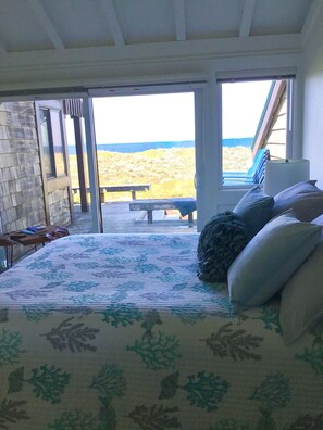 4 bedrooms, desk, iron/ironing board, travel crib