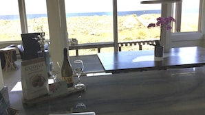 Eine Bar mit Blick auf den Strand, eine Weinflasche und ein Godiva-Schild.