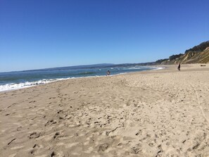 En la playa, camastros y toallas de playa 