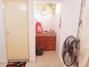 Monolocale Standard, balcone | Angolo cottura privato | Frigorifero nell'area comune, forno a microonde nell'area comune