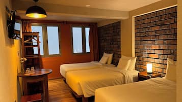 Kamar Quadruple Basic, Beberapa Tempat Tidur | Meja kerja, ruang kerja ramah laptop, dan tirai kedap cahaya