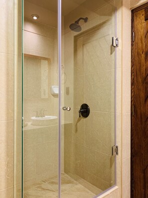 Basic-Doppelzimmer | Badezimmer | Dusche, kostenlose Toilettenartikel, Handtücher, Seife