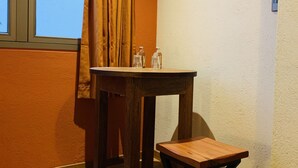Tomannsrom – basic | Skrivebord, skrivebord for bærbar PC, blendingsgardiner og lydisolert