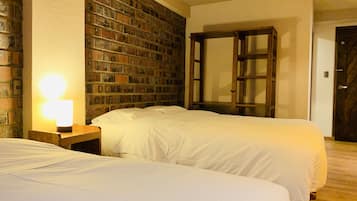 Basic-Dreibettzimmer, Mehrere Betten | Schreibtisch, laptopgeeigneter Arbeitsplatz, Verdunkelungsvorhänge