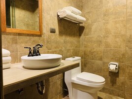Habitación triple básica | Baño | Ducha, artículos de higiene personal gratuitos, toallas y jabón