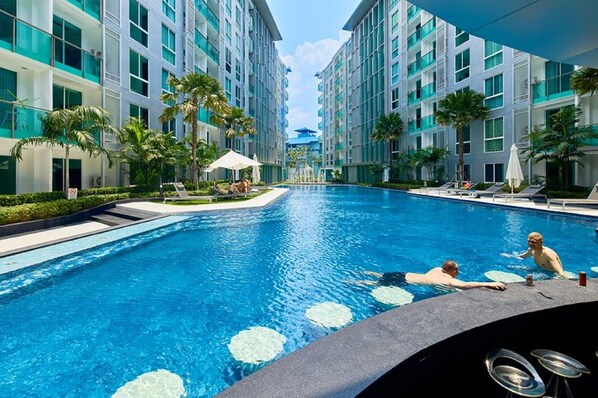 Outdoor pool - Central Pattaya apartment (Pattaya)