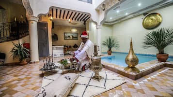 Se sirven desayunos, almuerzos y cenas; cocina local e internacional