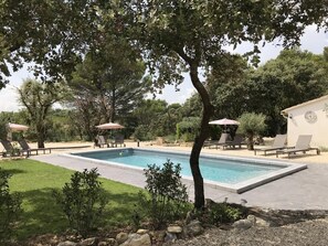 Una piscina al aire libre