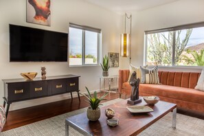 تلفزيون ذكي، مدفأة، ألعاب فيديو، كُتُب