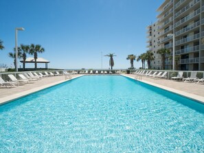 Een binnenzwembad en een verwarmd zwembad