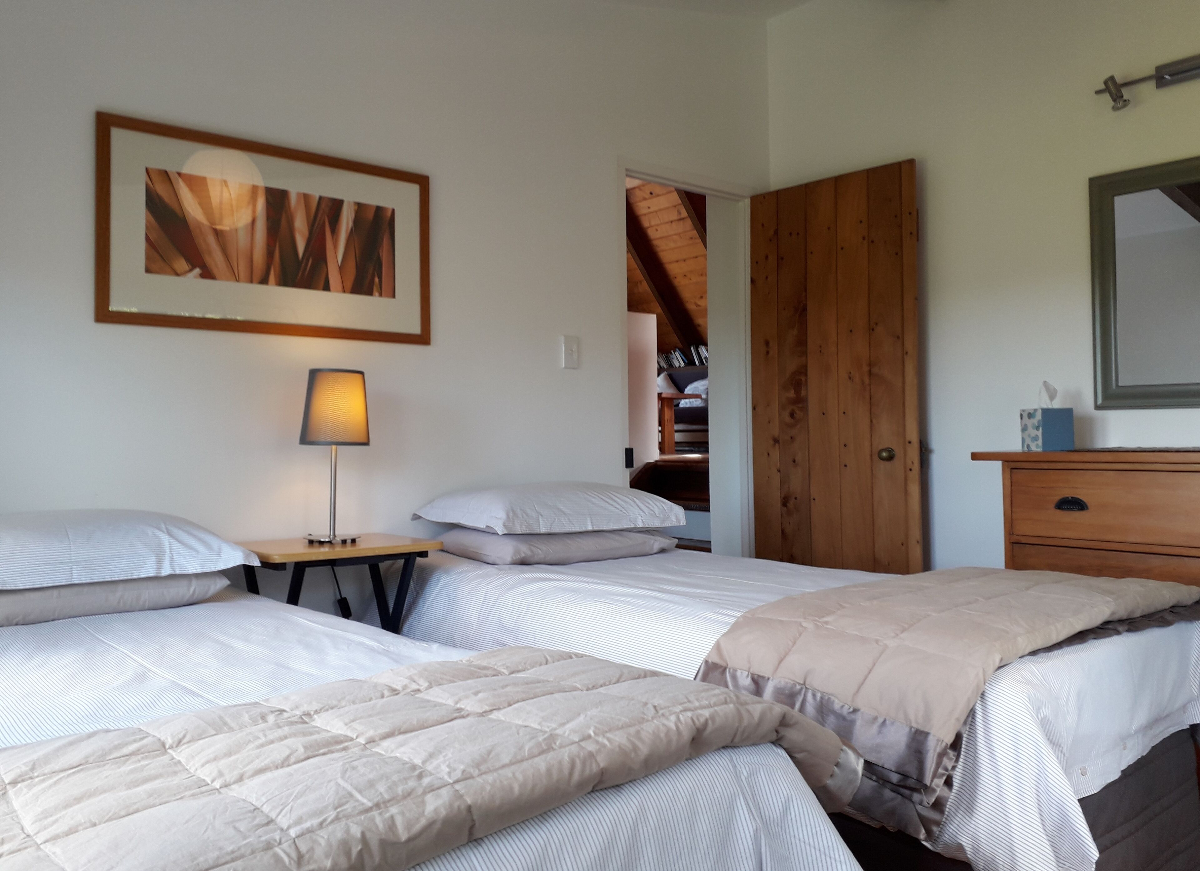 2 chambres, fer et planche à repasser, lit de bébé portatif