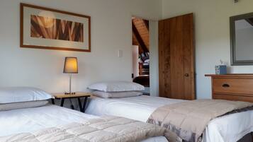 2 chambres, fer et planche à repasser, lit de bébé portatif