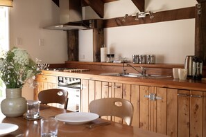 Fridge, oven, stovetop, electric kettle