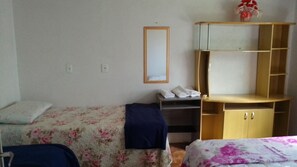 2 bedrooms, desk, free WiFi, bed sheets - Single-family residence (Passo Fundo)