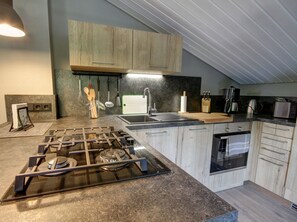 Jääkaappi, mikroaaltouuni, uuni, liesi