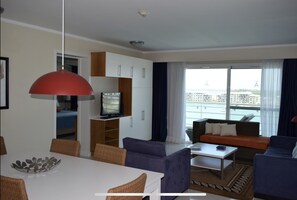 Junior-Apartment | Wohnbereich | 32-Zoll-Flachbildfernseher mit Kabelempfang, Fernseher