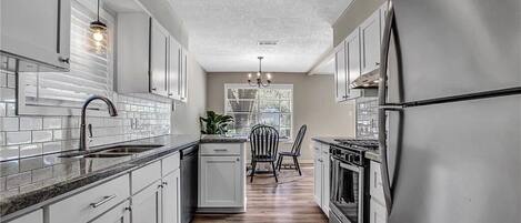 Kylskåp, mikrovågsugn, ugn och spishäll