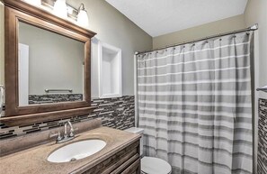 Combined shower/bathtub, hair dryer, towels, toilet paper - Aggie Gameday Getaway *Less than 1 mile from campus!* (College Station)