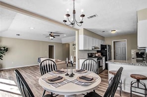 Dining - Aggie Gameday Getaway *Less than 1 mile from campus!* (College Station)