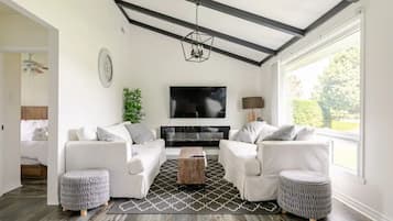 Smart TV, fireplace
