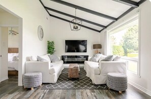 Smart TV, fireplace