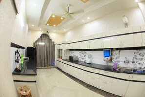 Een koelkast, een microgolfoven, een oven, een kookplaat