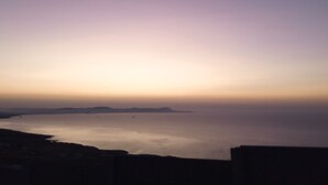Blick auf die Küste mit klarem Himmel, ruhiger See und weiter Landschaft.