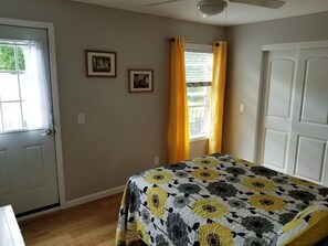 2 bedrooms, iron/ironing board, free WiFi, bed sheets - Convenient to the center of town! Beautifully decorated, quiet apartment. (Sunbury)