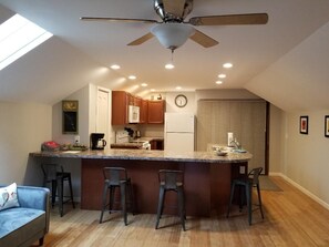 Fridge, microwave, oven, stovetop - Convenient to the center of town! Beautifully decorated, quiet apartment. (Sunbury)