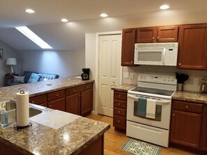 Fridge, microwave, oven, stovetop - Convenient to the center of town! Beautifully decorated, quiet apartment. (Sunbury)