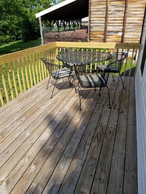 Outdoor dining - Convenient to the center of town! Beautifully decorated, quiet apartment. (Sunbury)