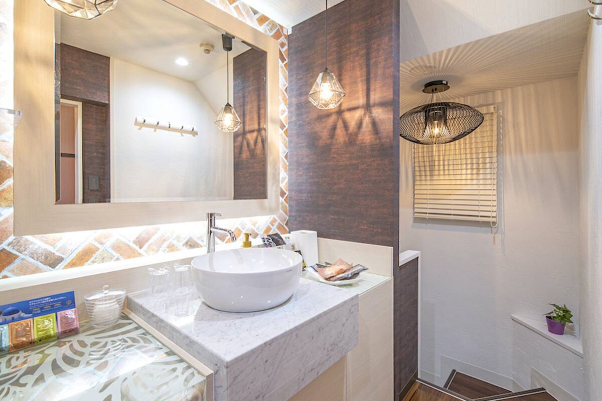 separate bathtub and shower, jetted bath, free toiletries, hair dryer