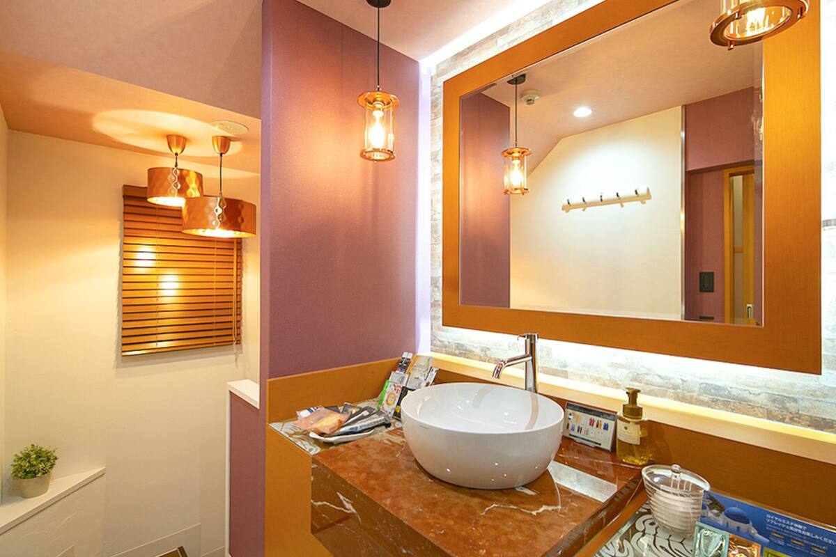 separate bathtub and shower, jetted bath, free toiletries, hair dryer